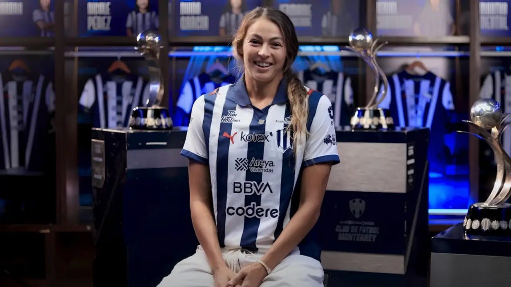 CHRISTINA BURKENROAD ANUNCIA su RETIRO del&nbsp;FUTBOL